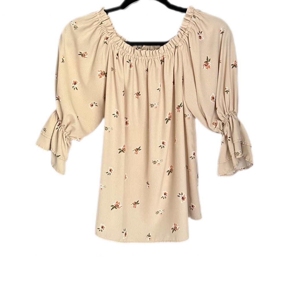 NWOT Vine & Love Cream Smocked Floral Ruffled Blouse Size S
